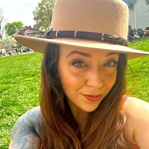 Meet your Posher, Laura